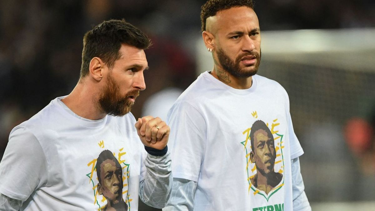 Lionel Messi scores for Paris Saint-Germain in first game back since World Cup triumph | CNN 1 Messi and his teammates wore t-shirts to honor Pelé during the warmup.